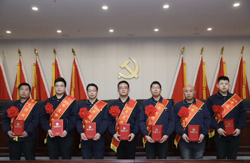 0206 修理能手從左至右依次為 邵冠峰、王寶玉、潘春樂(lè)、李龍、許特斯、韓利杰、寇增亮.jpg