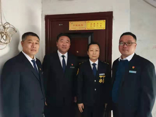 “一人得獎(jiǎng)，全家光榮” 送“牌”上門(mén)，集團(tuán)為標(biāo)兵先進(jìn)送去榮譽(yù)喜報(bào)牌匾