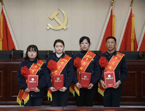 0207 從左至右依次為 點(diǎn)鈔能手王璐、充值能手孫昭娣、教學(xué)能手王慧娟、孫衛(wèi)東.jpg