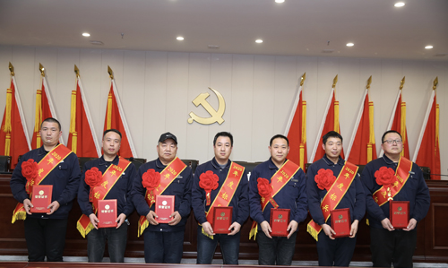 0202  標(biāo)兵從左至右依次為 苗田、尤建鵬、劉德斌、褚聰偉、王占峰、解偉強(qiáng)、馬群藝.jpg
