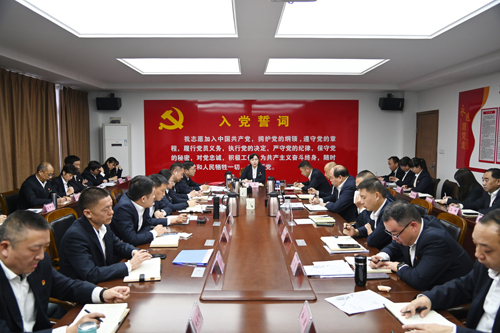 打好“收官戰(zhàn)” 謀好“開局篇”！洛陽公交集團(tuán)召開11月董事長月調(diào)度會(huì)02.JPG